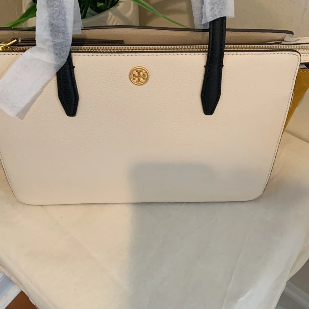 Tory Burch Robinson Colorblock Small Leather Tote
TORY BURCH - Picture 9 of 16